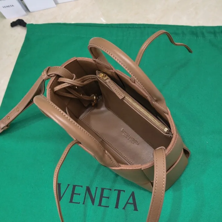 Batch 1420 BV Candy Arco super mini tote bag. The size of a mobile phone 😋 can only hold cuteness 🥰 I have always been fond of tote bags because it has no complicated design, is simple and neat, and can be easily matched with daily clothes. Key points, key points! It is equipped with a detachable shoulder strap, so you can match your different looks. It is full of texture. Size: 20*7*13 Style number: 9895#